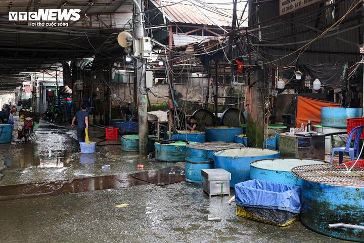 Thành phố Hà Nội đã giao Sở Công Thương phối hợp với phường Hoàng Mai tổ chức giải tỏa chợ theo đúng kế hoạch, đồng thời có phương án giới thiệu địa điểm phù hợp để bà con yên tâm ổn định việc kinh doanh.