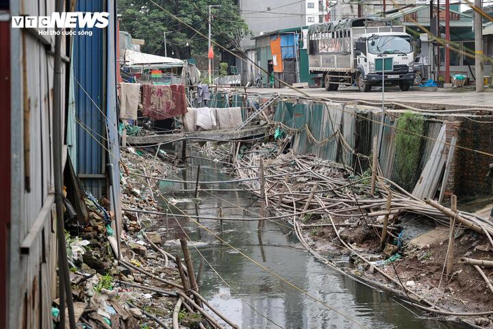 Chỉ cách khu chợ một con mương, nhiều hộ dân sống lâu năm tại đây phải chịu cảnh “sống chung” với mùi tanh. Thời gian đầu, mùi gây khó chịu rõ rệt, nhưng về lâu dài, họ dần phải chấp nhận. “Nhiều khi con gái tôi về chơi vẫn hỏi sống cạnh khu chợ như vậy có chịu được không”, một người chia sẻ.