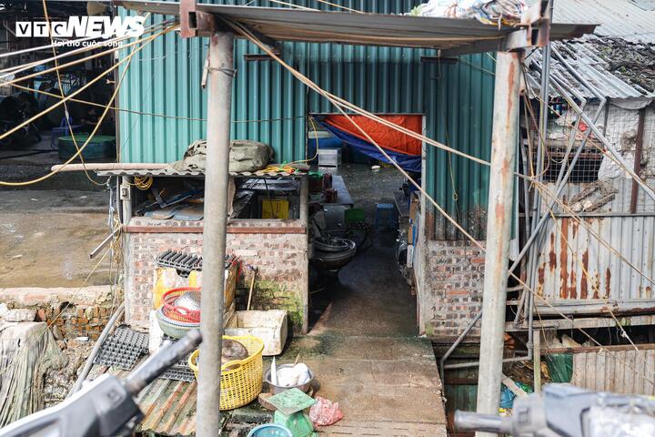 Hệ thống điện đấu nối chằng chịt, nhiều vị trí đã hoen gỉ, tiềm ẩn nguy cơ mất an toàn.