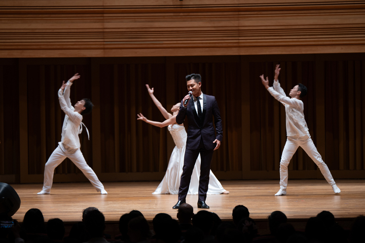 Ca sĩ Đức Tuấn.