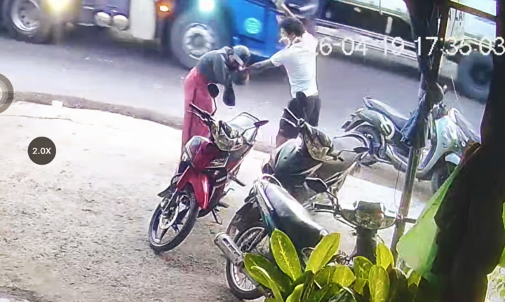 Hình ảnh người đàn ông túm tóc đánh người phụ nữ ngay giữa đường phố thuộc phường Quy Nhơn Tây, tỉnh Gia Lai. (Ảnh cắt từ clip)