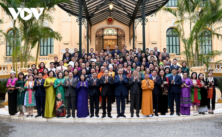 Tổng Bí thư, Chủ tịch nước Tô Lâm chụp ảnh lưu niệm với các ĐBQH là người dân tộc thiểu số.