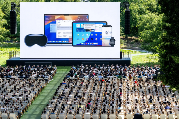 Khán giả theo dõi sự kiện ra mắt ngoài trời của Apple, nơi hãng giới thiệu iOS 27 cùng loạt thiết bị mới như MacBook cảm ứng, iPad và Apple Watch. (Nguồn: Bloomberg)