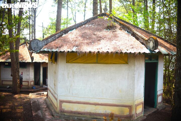 Một trong số những chốt gác trong khuôn viên lăng mộ cụ Nguyễn Hữu Hào bị tháo gỡ hết hệ thống cửa. Phía trên, kết cấu gỗ và mái ngói bị gãy, hư hỏng.