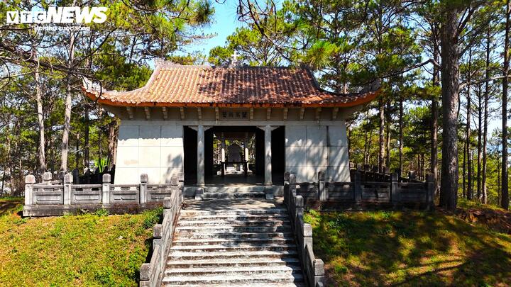 Trong số các di tích liên quan đến triều Nguyễn vẫn còn tồn tại giữa lòng phố núi ngàn hoa cho đến tận ngày nay, có thể nói chỉ có lăng Nguyễn Hữu Hào là sở hữu lối kiến trúc đặc trưng của cung đình Huế với dáng dấp uy nghi, bề thế.