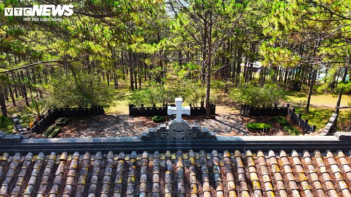 Điểm đặc biệt trên đỉnh lăng có cây thánh giá vì cụ Nguyễn Hữu Hào theo đạo Thiên chúa. Công trình này phảng phất kiến trúc của cung đình Huế, pha trộn nét kiến trúc Phương Tây độc đáo và đây cũng là nét riêng, là "báu vật" - di tích thắng cảnh cấp quốc gia có 1 không 2 của Đà Lạt.