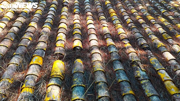 Mái ngói được làm từ những viên ngói hình cong độc đáo.