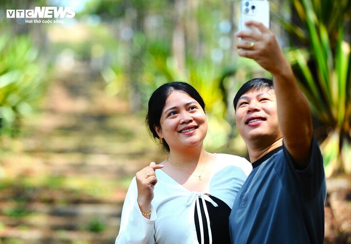 Anh Phạm Huỳnh Thiên (du khách từ Phan Thiết) cho biết: "Ở đây, không gian yên bình với rừng thông bạt ngàn mang đến cảm giác nhẹ nhàng cho du khách. Bên trong lăng, kiến trúc rất đẹp và độc đáo. Đây là nơi đáng để mọi người ghé qua khi đến với Đà Lạt".