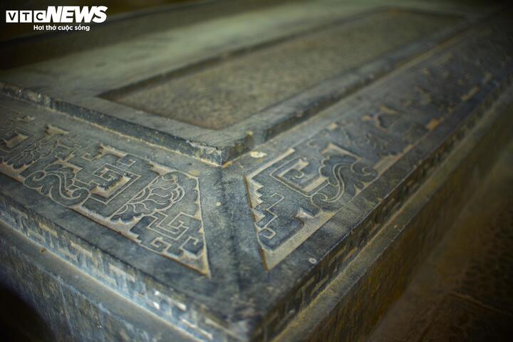 Hoa văn được chạm khắc tinh xảo trên mộ đá xanh.