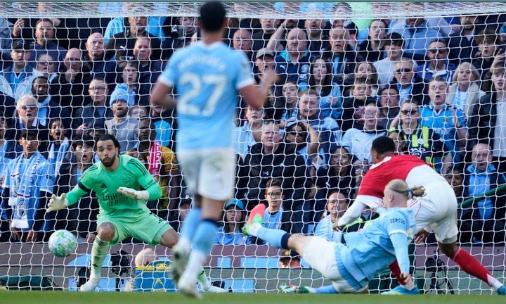 Khoảnh khắc giúp Man City đánh bại Arsenal và mở rộng cơ hội vượt lên trong cuộc đua vô địch. (Ảnh: AP)