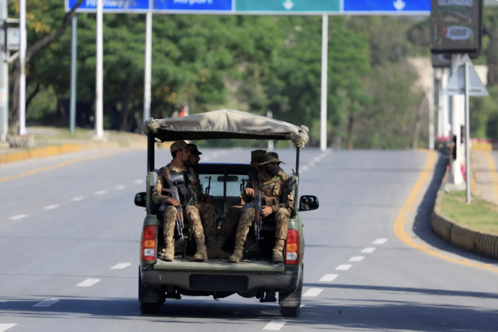 Binh sĩ quân đội Pakistan tuần tra gần khách sạn Serena, địa điểm diễn ra giai đoạn hai của cuộc đàm phán hòa bình giữa Mỹ và Iran do Pakistan đăng cai. (Ảnh: Reuters)