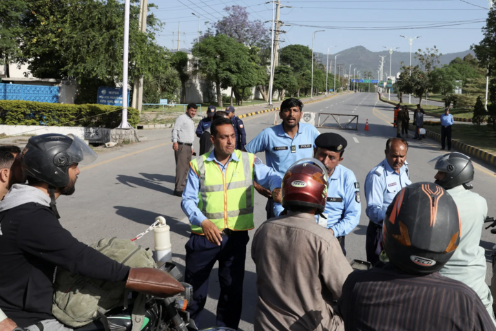 Cảnh sát Pakistan điều tiết giao thông trên con đường dẫn đến khách sạn Serena. (Ảnh: Reuters)