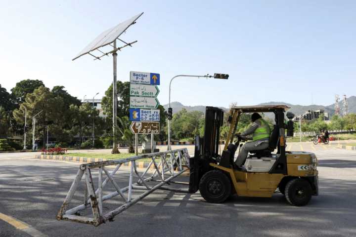 Công nhân đang dựng rào chắn tại D Chowk gần Phủ Tổng thống khi Pakistan chuẩn bị đón tiếp Mỹ và Iran cho giai đoạn đàm phán hòa bình thứ hai. (Ảnh: Reuters)