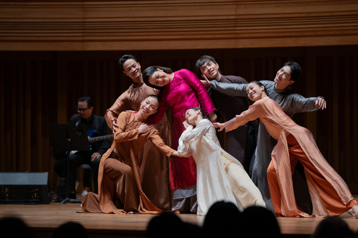 Ca sĩ Mỹ Linh và các nghệ sĩ.