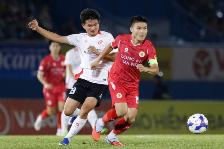 Quang Hải giúp CAHN kiểm soát tuyến giữa. (Ảnh: VPF)