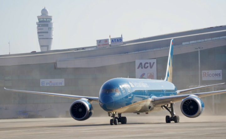 Chuyến bay chở khách đầu tiên hạ cánh tại sân bay Long Thành ngày 19/12/2025.