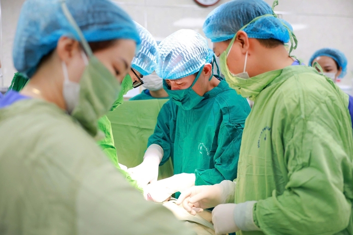 Các bác sĩ xử trí ca bệnh.