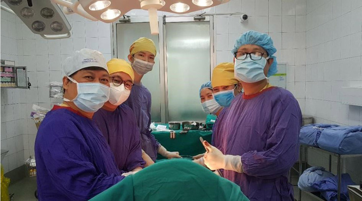 Sinh viên quốc tế tham gia phụ mổ.