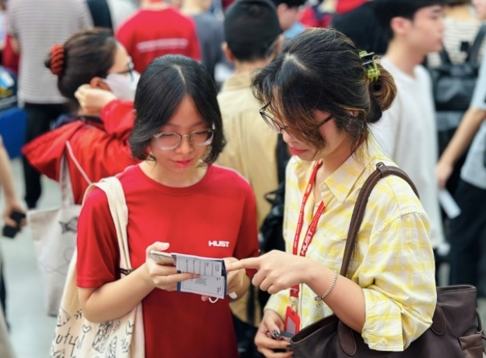 Sinh viên tham gia ngày hội việc làm. (Ảnh: Vietnamnet)