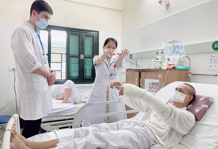 Sinh viên quốc tế tham gia đi buồng thăm bệnh nhân.