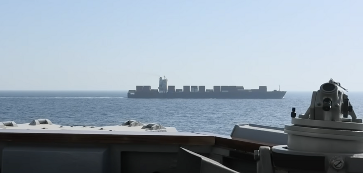 Tàu Iran trúng đạn của tàu khu trục Mỹ.