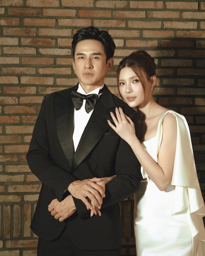 Trong dịp kỷ niệm 10 năm ngày cưới, Lương Thế Thành cũng có những dòng chia sẻ ngọt ngào nhắn nhủ vợ. Anh nhắn nhủ: "Cảm ơn em luôn bên anh suốt 10 năm qua, cùng nhau chia sẻ buồn vui trong cuộc sống. Cảm ơn em cho anh tất cả, chúng ta sẽ còn nhiều cái 10 năm như thế nữa và đón chờ nhiều điều hạnh phúc trong tương lai em nhé. Anh yêu em".