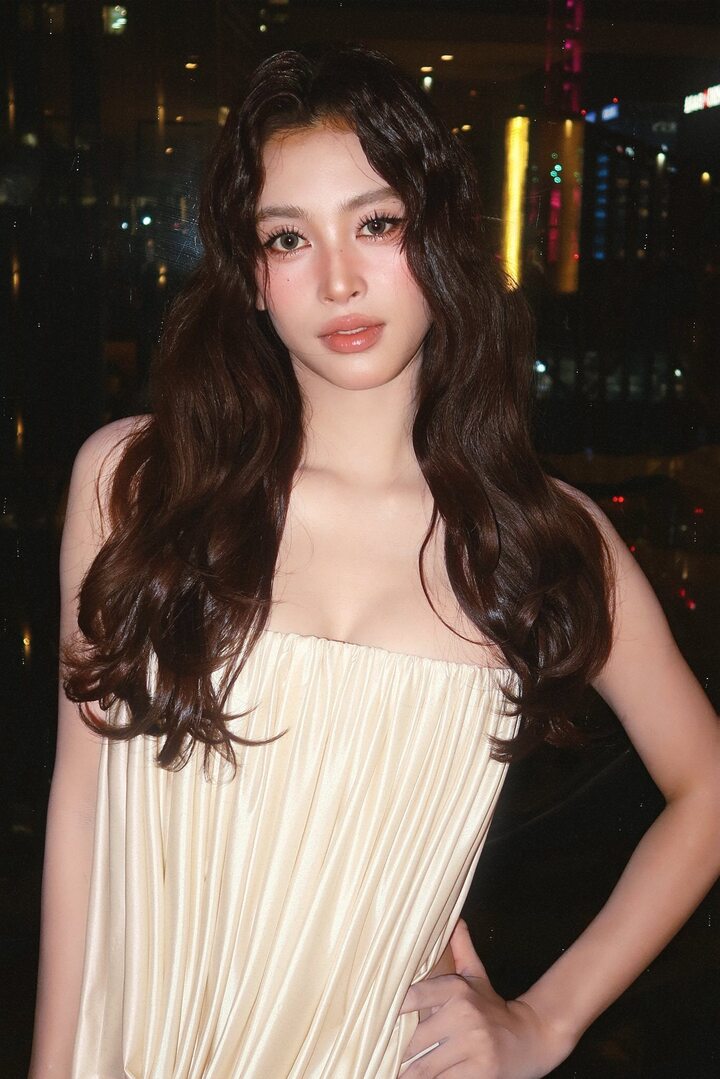 8 năm kể từ ngày đăng quang Hoa hậu Việt Nam, Tiểu Vy có nhiều thay đổi tích cực. Tuy nhiên, nhiều người nhận xét phong thái ứng xử của cô được cho là không tiến bộ rõ rệt, trong khi hoạt động showbiz nhiều năm.