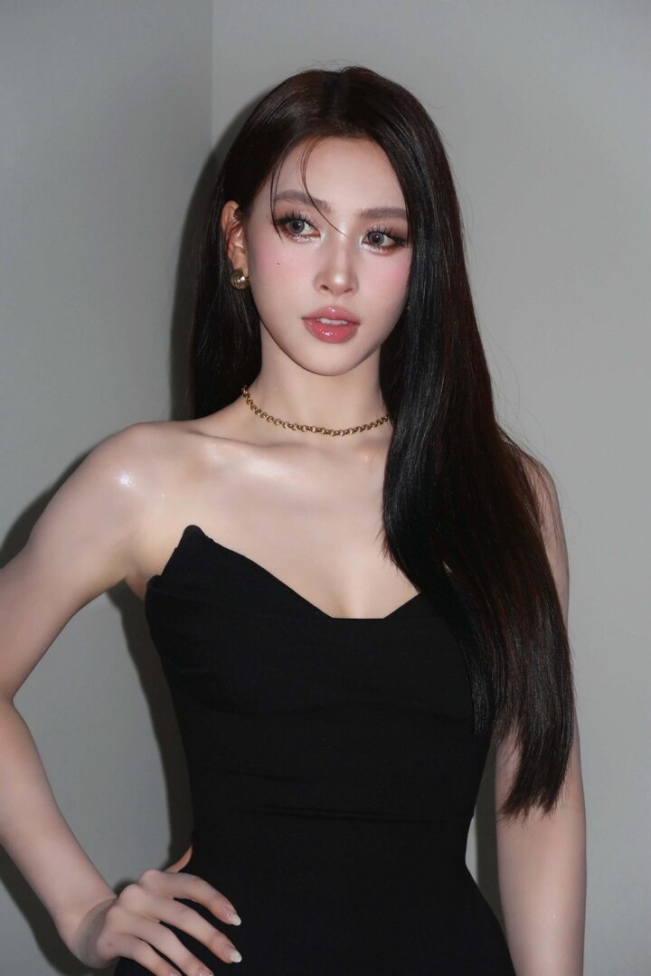 Suốt gần thập kỷ qua, dù trong "vườn" hoa hậu liên tục có thêm những bông hoa mới, Tiểu Vy luôn giữ được sức nóng. Năm 2022, cô từng thắng danh hiệu "Mỹ nhân của năm" tại giải thưởng Ngôi sao của năm.