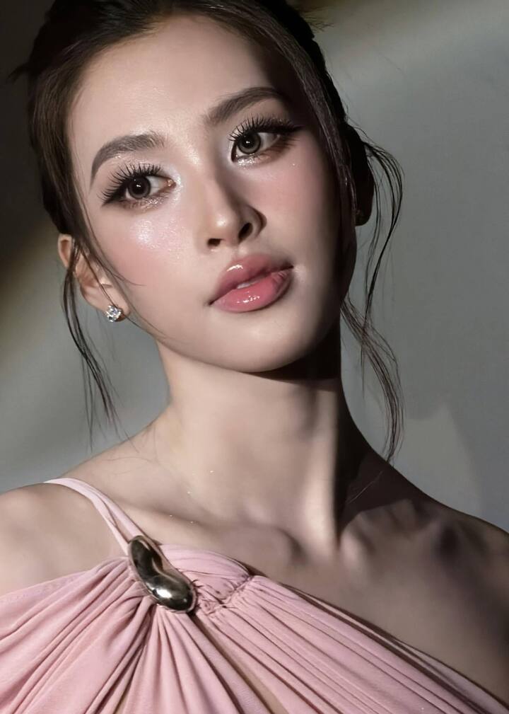 Bên cạnh đó, Tiểu Vy cũng chứng minh bản thân là người đẹp đa tài khi lấn sân điện ảnh. Dịp Tết 2025, Tiểu Vy thủ vai chính trong "Bộ tứ báo thủ" của đạo diễn Trấn Thành. Tác phẩm từng "càn quét" phòng vé và đem về mốc doanh thu hơn 300 tỷ đồng.