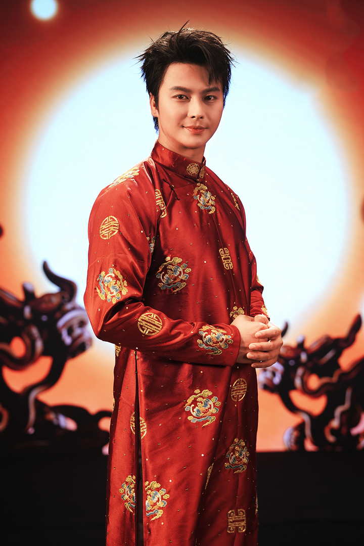 NSƯT Võ Minh Lâm sở hữu ngoại hình nổi bật.