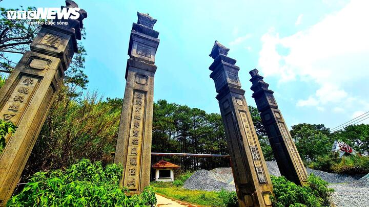 Trong khi đó, phần cổng lăng lại nổi bật hơn với bốn cột trụ thẳng đứng trang nghiêm, được trang trí hoa sen cùng hai con chó ngao cách điệu ở phần đỉnh, còn bên cạnh là hai cặp đối do chính tay Nam Phương hoàng hậu đề tự.