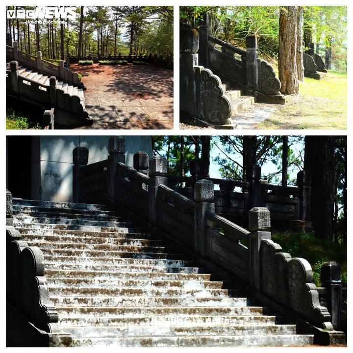 Bên cạnh đó, có một điều đặc biệt là trong suốt 158 bậc thang ấy, cứ cách từ 9 đến 13 bậc là sẽ có một chiếu nghỉ. Nếu muốn đến được khu vực trung tâm của lăng tẩm, đồng thời là nơi an táng thi hài của vị Quận công và Nhị phẩm phu nhân, bạn sẽ phải đi ngang qua một sân tế, sau đó leo thêm 13 bậc thang dẫn lên khu vực sân chầu trước khi đi hết 20 bậc thang cuối cùng.