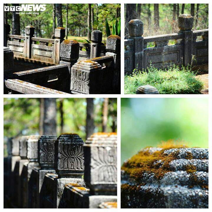 Tường lăng trải qua năm tháng đã nhuốm màu thời gian, rêu phong phủ đầy khiến không gian trở nên trầm mặc.