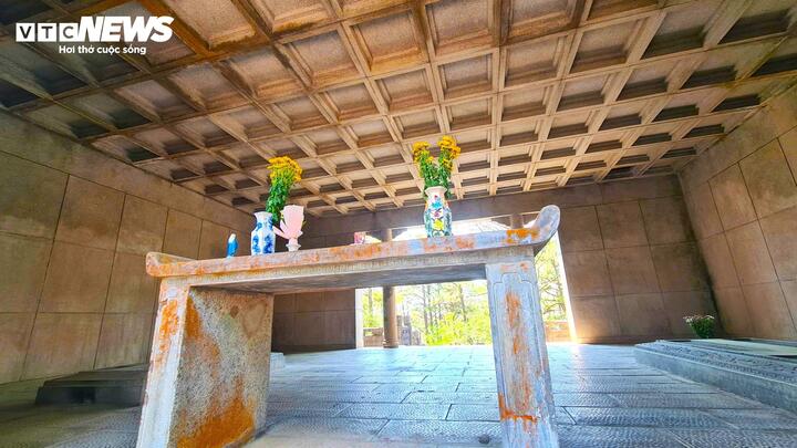 Nơi đây vẫn chưa thu phí vé vào cổng. Bởi vì là quần thể lăng tẩm nên bạn chú ý lựa chọn trang phục lịch sự, gọn gàng khi đến vãn cảnh lăng Nguyễn Hữu Hào.