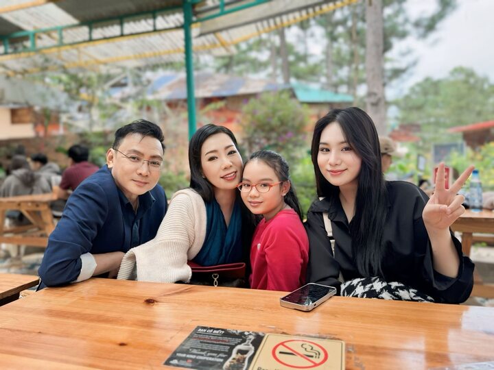 Dù có mẹ hoạt động lâu năm trong lĩnh vực nghệ thuật, cô không lựa chọn theo đuổi showbiz mà tập trung phát triển sự nghiệp riêng. Gia đình cũng không định hướng con tham gia các cuộc thi sắc đẹp hay hoạt động giải trí.