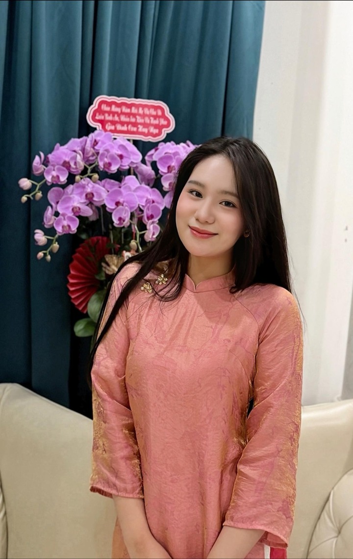 Theo chia sẻ của nữ nghệ sĩ, Khánh Ngân từng thử sức trên sân khấu để rèn luyện sự tự tin nhưng không có ý định theo đuổi lâu dài. Gần đây, cô còn cùng bạn bè khởi nghiệp với mô hình không gian làm việc, học tập linh hoạt, cho thấy sự năng động và tư duy độc lập.