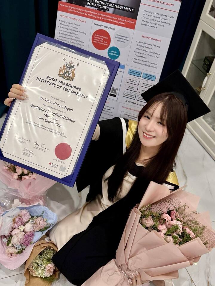 Trịnh Kim Chi không giấu được sự xúc động và tự hào về con gái thực sự trưởng thành: "Ba mẹ biết con cố gắng rất nhiều và chính sự nỗ lực đó đưa con đến ngày hôm nay. Tương lai phía trước còn rộng mở, con hãy luôn giữ vững sự tự tin, bản lĩnh và trái tim đầy nhiệt huyết. Gia đình luôn ở phía sau, dõi theo, ủng hộ và yêu thương con vô điều kiện”.