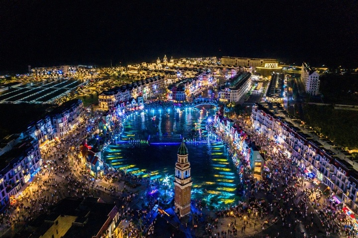 Phú Quốc United Center: Từ 'tâm điểm không ngủ' đến 'vũ trụ lễ hội' bùng nổ - 1