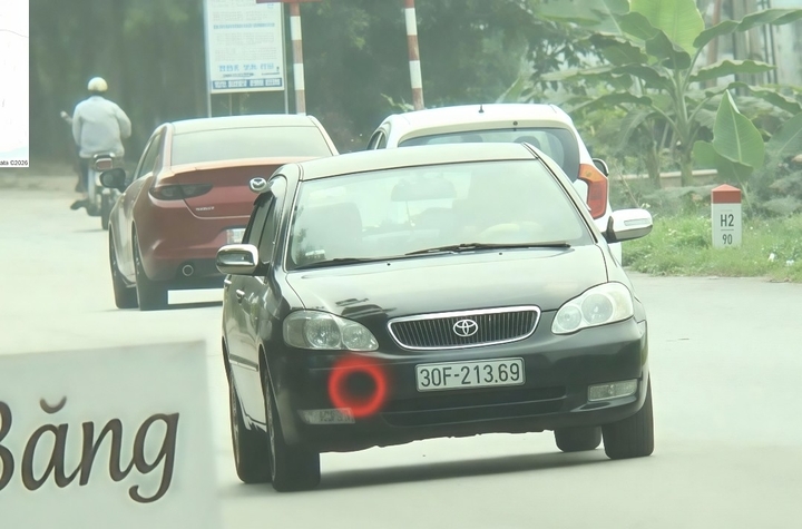 Xe ô tô chạy quá tốc độ trên Quốc lộ 17, tỉnh Bắc Ninh.