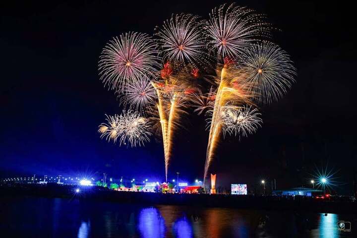 Trong ngày khánh thành, chương trình nghệ thuật chính luận “Bản hùng ca trên sông” cùng với những chùm pháo hoa rực rỡ đã cùng nhân lên niềm vui của người dân địa phương và du khách.