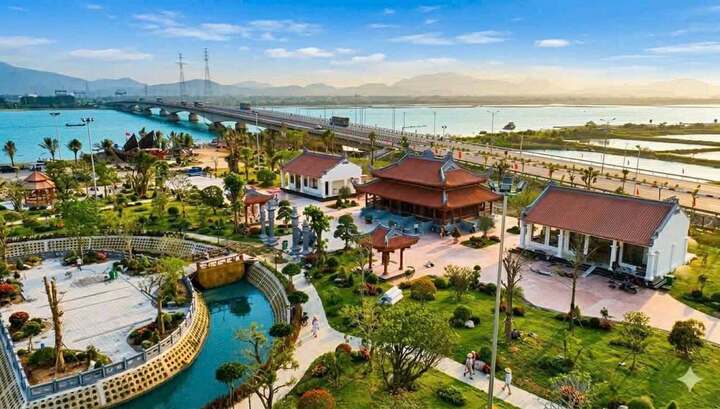 Cây xanh được trồng mới khắp nơi trong khuôn viên rộng 2,8ha tỏa bóng mát xuống di tích.