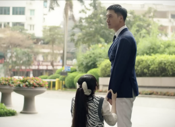 Phân cảnh quỳ gối gây tranh cãi của Ngọc Thuỷ với Mạnh Trường