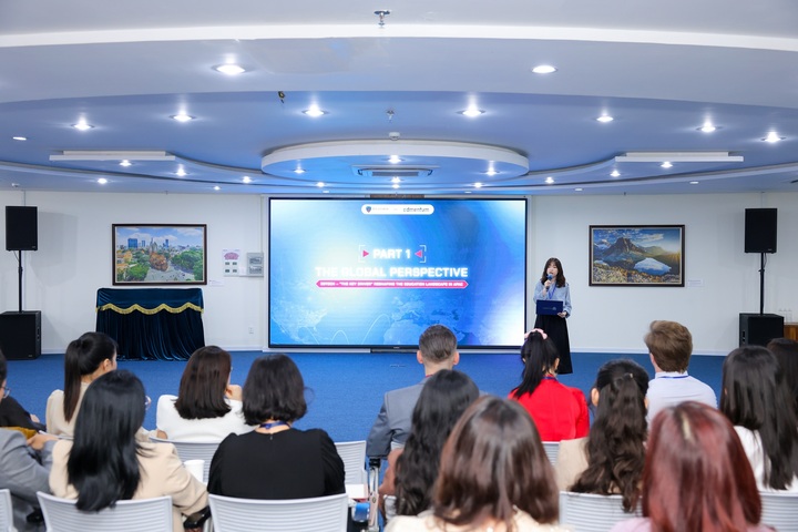 Bà Eve Lee chia sẻ về thách thức của việc ứng dụng công nghệ trong giáo dục.