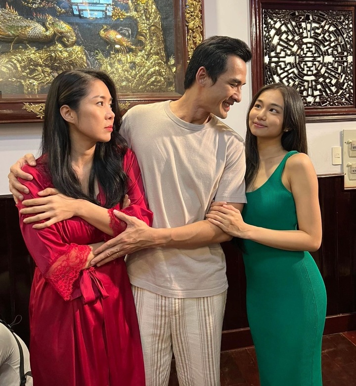 Sự đối lập giữa hai vai giúp Lê Phương nhận được nhiều lời khen khi thể hiện rõ ràng từng cá tính riêng biệt thông qua cách diễn, ánh mắt và nhịp cảm xúc, từ đó cho thấy khả năng biến hóa đáng nể của nữ diễn viên.