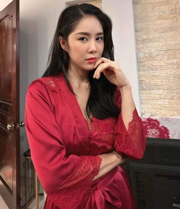 Đặc biệt hơn khi hai vai diễn của cô có sự đối lập nhau sâu sắc về hình ảnh lẫn tính cách. Nhiều khán giả nhận xét Lê Phương đang bước và “độ chín” của sự nghiệp, không còn nỗi lo bị “đóng khung”.