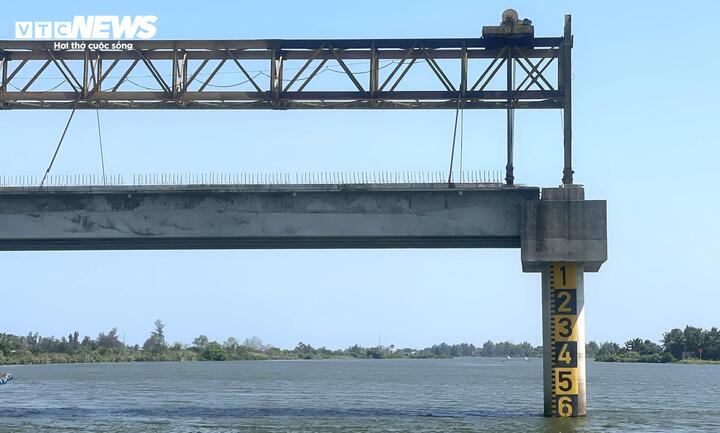 Phó Chủ tịch UBND TP Đà Nẵng chỉ đạo phải hoàn thành công tác bồi thường, giải phóng mặt bằng, bàn giao phần diện tích còn lại trong tháng 6/2026; nhà thầu thi công huy động đầy đủ nhân lực, thiết bị, vật tư và nghiên cứu các giải pháp, biện pháp tổ chức thi công phù hợp nhằm đẩy nhanh tiến độ thực hiện, bảo đảm an toàn, chất lượng công trình, phấn đấu hoàn thành, thông xe toàn bộ công trình trước ngày 30/4/2027.