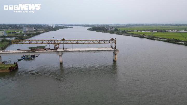 Cầu Tam Tiến dở dang ảnh hưởng đến việc đi lại của người dân. Muốn di chuyển từ phía đông sông Trường Giang lên hướng Quốc lộ 1, người dân phải đi vòng hơn 10km.