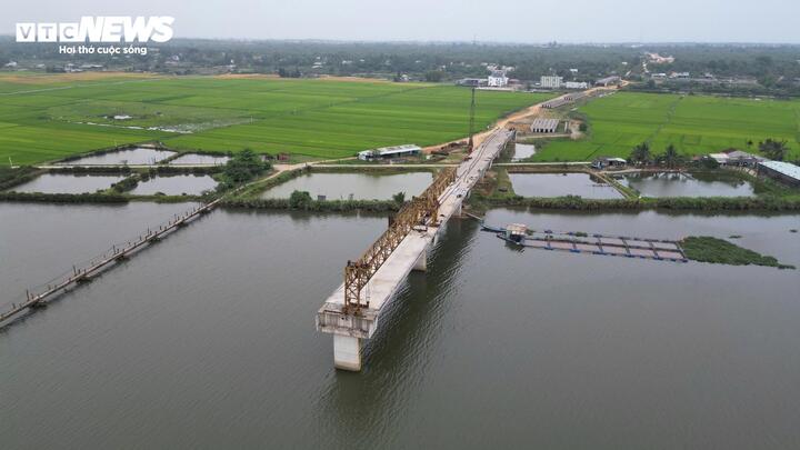 Về giải phóng mặt bằng, ông Nguyễn Chí Dân, Chủ tịch UBND xã Tam Xuân, cho biết đoạn qua xã Tam Xuân 1 cũ đã thu hồi toàn bộ đất và cơ bản hoàn tất chi trả, còn 10 thửa chưa chi trả do thiếu vốn. Đoạn qua Tam Xuân 2 cũ đã phê duyệt 79/86 thửa đất, chi trả 73 trường hợp, còn 6 trường hợp vướng kinh phí; 21 thửa đất do xã quản lý chưa thu hồi do hồ sơ chưa đảm bảo, 7 thửa chưa phê duyệt. Đoạn qua Tam Tiến cũ đã phê duyệt 105/105 thửa, chi trả 101 trường hợp, còn 4 trường hợp chưa nhận tiền, chưa bàn giao mặt bằng.