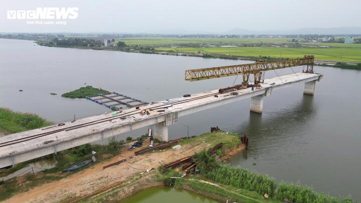 Theo kế hoạch, công trình sẽ hoàn thành tháng 9/2022. Tuy nhiên, sau nhiều lần gia hạn, đến nay dự án vẫn đang chìm trong dang dở. Nguyên nhân chính được cơ quan chức năng xác định do vướng mắc trong công tác bồi thường, giải phóng mặt bằng.