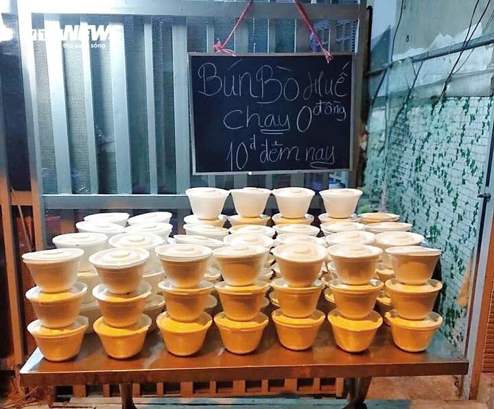 Những phần ăn được đóng gói cẩn thận, thuận tiện cho người nhận mang đi trong đêm.